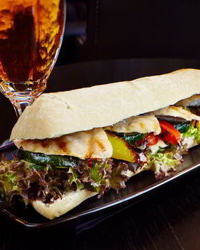 Сэндвич с курицей и овощами-гриль