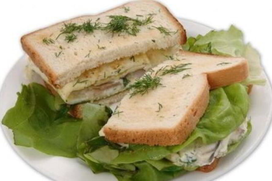 Рецепт сэндвича с омлетом из норвежской сельди