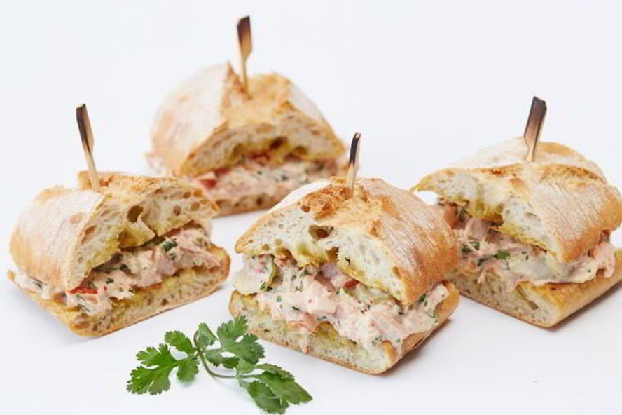 Рецепт сэндвича с тунцом, овощами и соусом чили