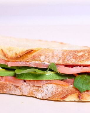 Сэндвич со слабосоленой семгой и авокадо