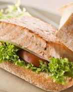 Сэндвичи с лососем на гриле, рукколой, помидорами и кремом из авокадо