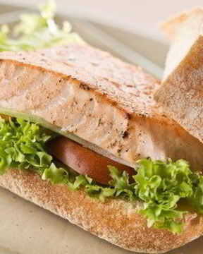 Сэндвичи с лососем на гриле, рукколой, помидорами и кремом из авокадо