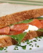 Сэндвичи с лососем, помидорами и рикоттой