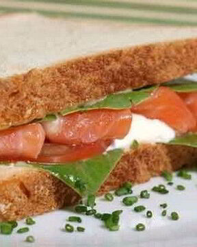 Сэндвичи с лососем, помидорами и рикоттой