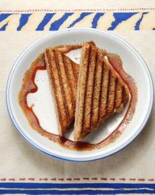 Сырные сэндвичи с карамелизованными яблоками на гриле