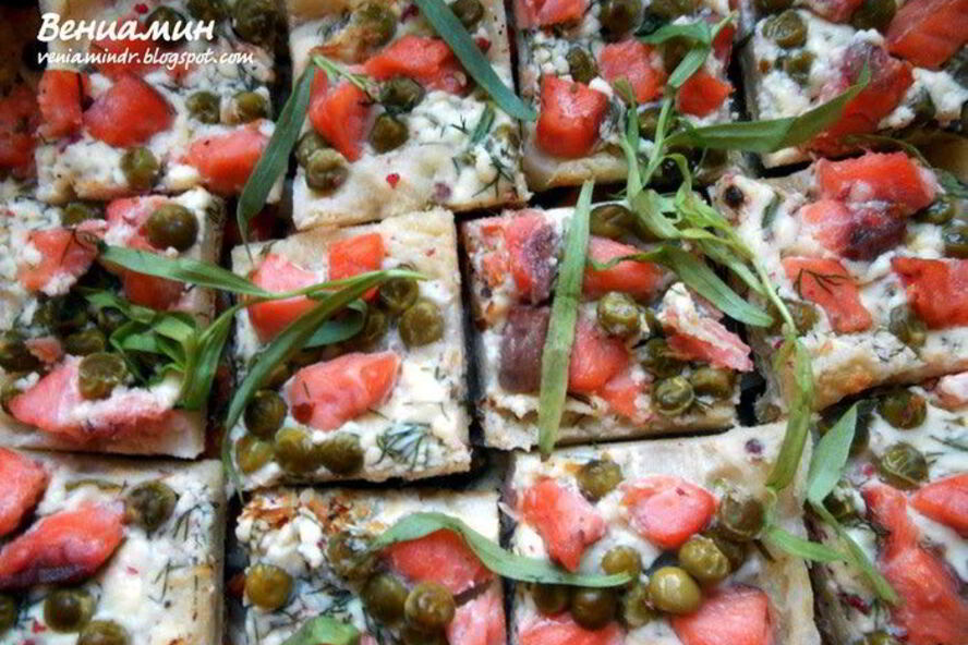 Рецепт слоеных тарталеток с копченым лососем, маскарпоне и горошком