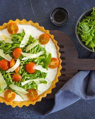 Тарталетка со сливочным сыром с помидорами, цуккини и рукколой