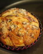 Тарталетки из слоеного теста с грушей и голубым сыром