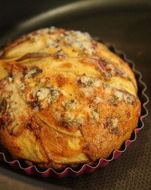 Тарталетки из слоеного теста с грушей и голубым сыром