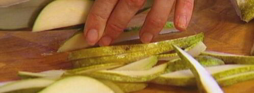 тарталетки из слоеного теста с грушей и голубым сыром. Шаг 3