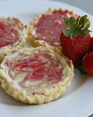 Тарталетки с белым шоколадом и клубникой