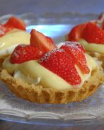 Тарталетки с двойным кремом и клубникой