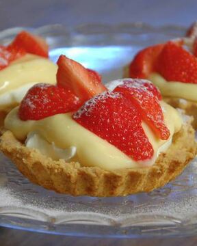 Тарталетки с двойным кремом и клубникой