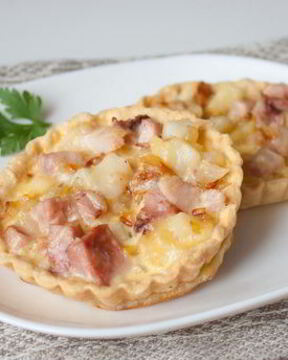 Тарталетки с копченой курицей и картофелем