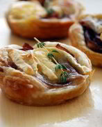 Тарталетки с красным луком и сыром