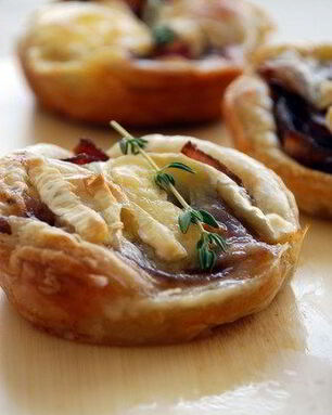 Тарталетки с красным луком и сыром