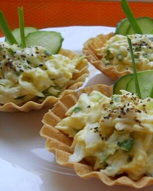 Тарталетки с курицей и огурцом