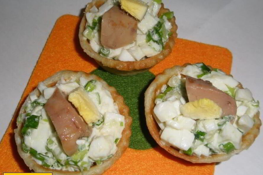 Рецепт тарталеток с печенью трески и яйцом, зеленым луком и укропом