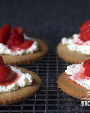 Тарталетки с рикоттой и клубникой