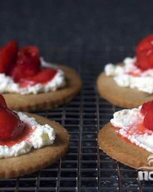 Тарталетки с рикоттой и клубникой