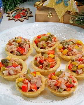 Тарталетки с салатом из тунца