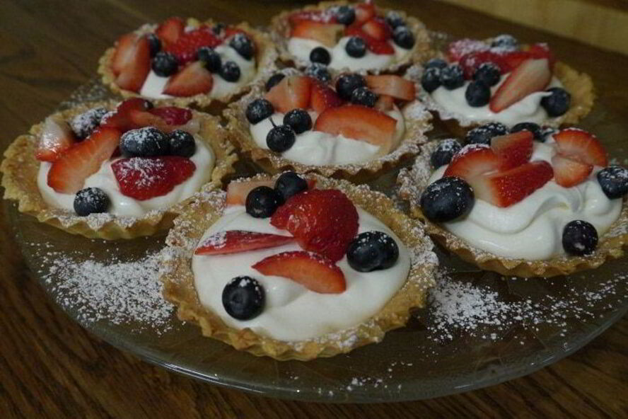 Рецепт тарталеток с ягодами и взбитыми сливками