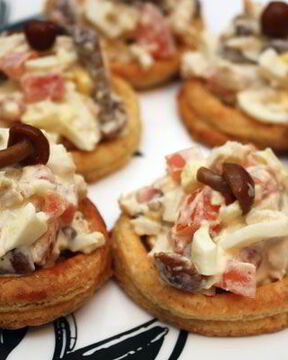 Творожные тарталетки с куриным салатом