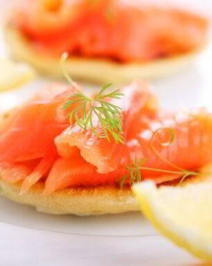 Закуска из красной рыбы с укропом на картофельных тарталетках