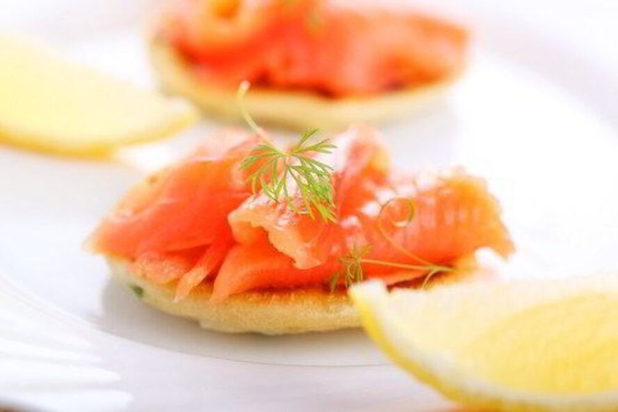 Рецепт закуски из красной рыбы с укропом на картофельных тарталетках