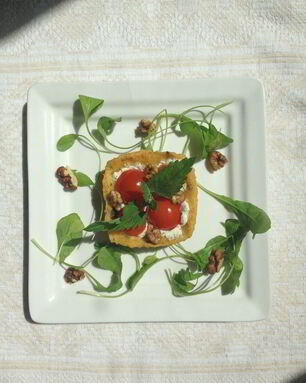 Закусочные тарталетки из поленты с козьим сыром и помидорками черри