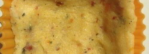 закусочные тарталетки из поленты с козьим сыром и помидорками черри. Шаг 4