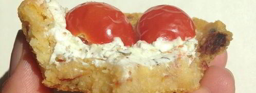 закусочные тарталетки из поленты с козьим сыром и помидорками черри. Шаг 9