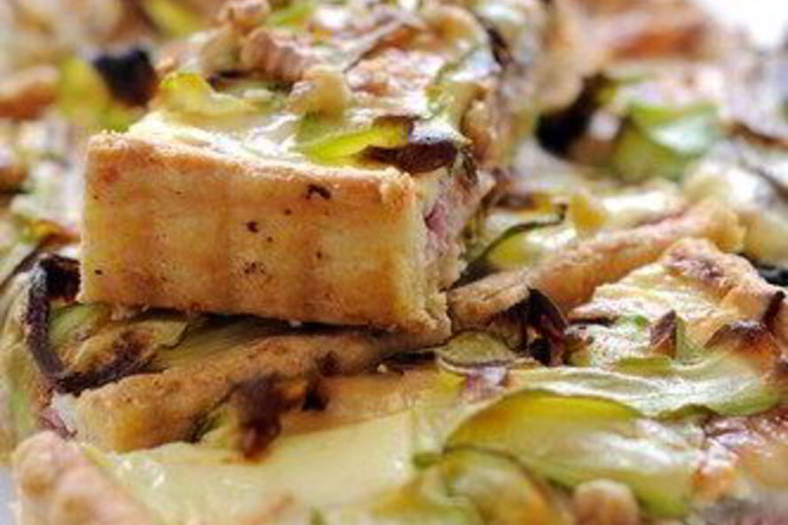 Рецепт тарта из цукини, прошутто и сыра таледжио с тестом из поленты