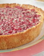 Тарт с белым шоколадом и брусникой