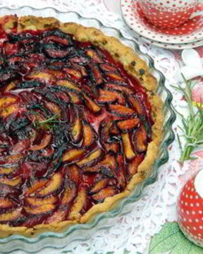 Тарт с черными абрикосами и розмариновым сахаром