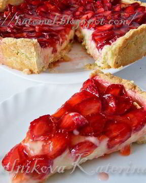 Тарт с клубникой и розмариновым кремом