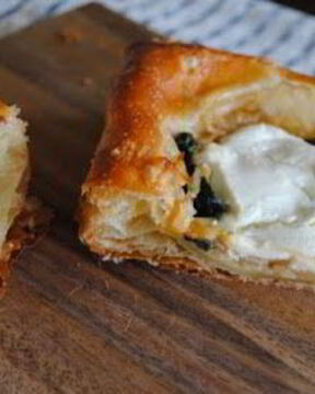 Тарт с козьим сыром и шпинатом