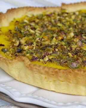 Тарт с лимонным кремом и фисташками