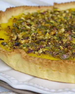 Тарт с лимонным кремом и фисташками