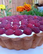 Тарт с малиной, заварным кремом и шоколадной прослойкой