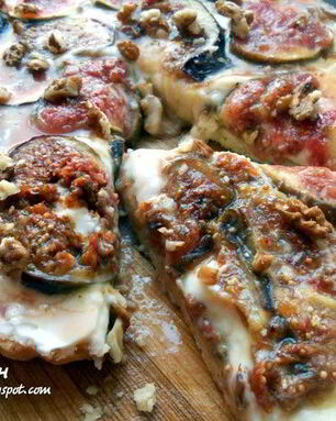 Тарт с маскарпоне, инжиром и медовым соусом