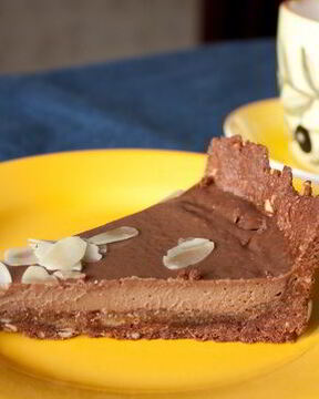 Тарт с миндалем и молочным шоколадом