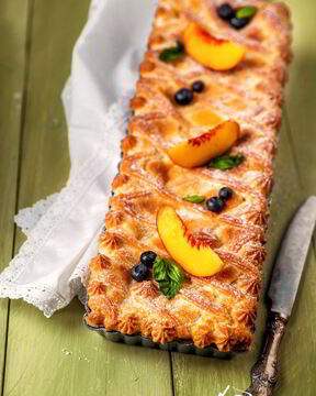 Тарт с персиками и заварным кремом