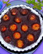 Тарт с шоколадным кремом и сливами