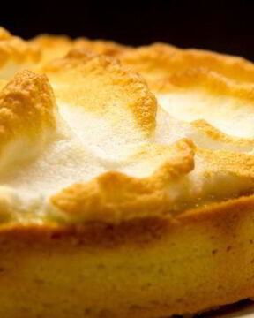 Тарт с ванильной грушей и заварным кремом под шапочкой из мереги