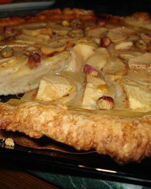 Тарт с яблоками и медовой заливкой