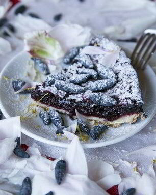 Тарт с жимолостью