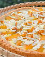 Тарт со сливами и миндалем