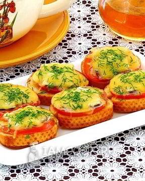 Тартинки с помидором, килькой и сыром