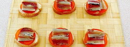 тартинки с помидором, килькой и сыром. Шаг 8